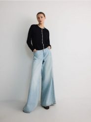 Kardigan z kontrastową lamówką - czarny. Czarne kardigany damskie Reserved, l, bez wzorów, z dzianiny. W wyprzedaży za 69.99 zł.