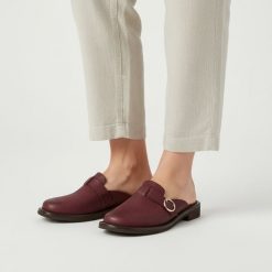 Klapki damskie Armodo, skórzana cholewka naturalna wsuwana konstrukcja z subtelną klamrą odkryta pięta niski stabilny obcas wygodne codzienne wykończ. Fioletowe klapki damskie Armodo, bez wzorów, bez obcasa, na obcasie. Za 359.00 zł.