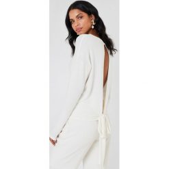 NA-KD Sweter z wiązaniem z tyłu - White. Swetry damskie marki NA-KD. Za 100.95 zł.