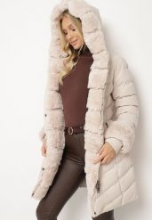 Jasnobeżowa Pikowana Kurtka Zimowa z Paskiem i Futerkowymi Obszyciami z Możliwością Odpięcia Hedirra. Brązowe kurtki damskie Born2be, na zimę, l, bez wzorów, z futra, bez kaptura. Za 199.99 zł.