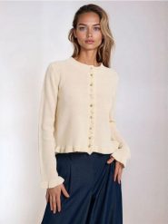 Sweter z ozdobnymi guzikami - kremowy. Białe swetry damskie Sinsay, l, bez wzorów, bez kołnierzyka, bez ramiączek, bez kaptura. Za 59.99 zł.