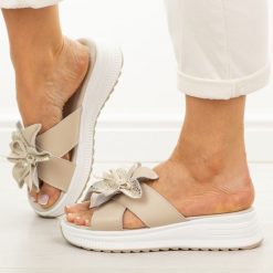 Beżowe skórzane klapki damskie Cambell 40355. Brązowe klapki damskie Cambell, z aplikacjami, z jeansu, eleganckie, bez obcasa, na koturnie. Za 199.00 zł.