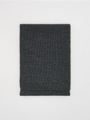 Dzianinowy szalik - ciemnoszary. Szare szaliki męskie Reserved, bez wzorów, z dzianiny. Za 99.99 zł.