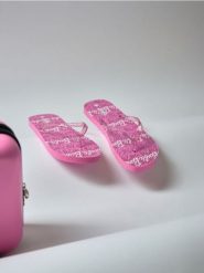 Japonki Barbie - różowy. Czerwone klapki damskie Sinsay, bez wzorów, bez obcasa. W wyprzedaży za 12.99 zł.