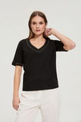 Bluzka z dekoltem w serek czarna. Czarne bluzki damskie MOODO, bez wzorów, z bawełny, bez kołnierzyka, bez ramiączek. Za 69.99 zł.