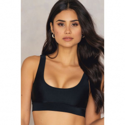 Rebecca Stella Sportowa góra bikini - Black. Czarne bikini damskie Rebecca Stella. W wyprzedaży za 50.48 zł.