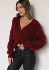 Bordowy Sweter Oversize z Domieszką Wełny z Oryginalnym Dekoltem Lawedia. Czerwone swetry damskie Born2be, s, bez wzorów, z jeansu, eleganckie, bez kołnierzyka, bez ramiączek, bez kaptura. Za 99.99 zł.