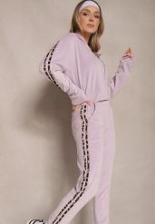 Jasnofioletowy Komplet Dresowy z Weluru Spodnie i Bluza z Panterkowym Zdobieniem Ellimarelle. Fioletowe bluzy damskie Renee, m, z aplikacjami, z dresówki, z kapturem. Za 69.99 zł.