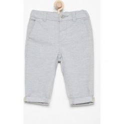Spodnie chino - Jasny szar. Spodenki niemowlęce Reserved. W wyprzedaży za 39.99 zł.