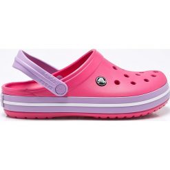 Crocs - Klapki. Różowe klapki damskie Crocs, z materiału. W wyprzedaży za 169.90 zł.