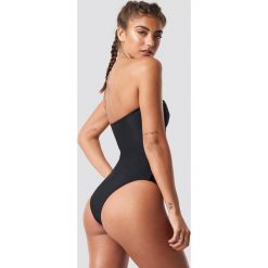NA-KD Swimwear Kostium kąpielowy z metalowym detalem - Black. Kostiumy jednoczęściowe damskie marki NA-KD Swimwear. Za 121.95 zł.