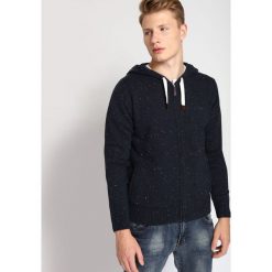 SWETER DŁUGI RĘKAW MĘSKI Z ZAMKIEM. Kardigany męskie marki TOP SECRET. W wyprzedaży za 69.99 zł.