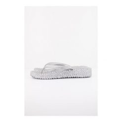 Sandały ILSE JACOBSEN CHEERFUL13 CHANCLA Srebrny. Szare klapki damskie Ilse Jacobsen, bez wzorów, z gumy, bez obcasa, bez zapięcia. Za 152.99 zł.