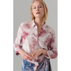 Koszula z motywem tie dye - Różowy. Czerwone koszule damskie marki Mohito, bez wzorów, bez kołnierzyka, bez ramiączek. Za 99.99 zł.