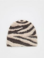 Czapka beanie ze zwierzęcym wzorem - czarny. Czarne czapki i kapelusze damskie Reserved, bez wzorów. W wyprzedaży za 32.99 zł.