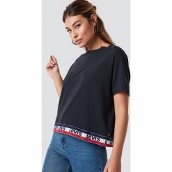 Levi's T-shirt Graphic JV Tape - Navy. Niebieskie t-shirty damskie Levi's, z dżerseju, z okrągłym kołnierzem. Za 141.95 zł.