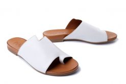 PIAZZA 900000-81 offwhite, klapki damskie. Brązowe klapki damskie Piazza, bez wzorów, ze skóry, bez obcasa, na obcasie. Za 199.43 zł.