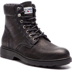 Kozaki TOMMY JEANS - Embossed Nubuck Boot EM0EM00234 Black 990. Kozaki męskie marki Tommy Jeans. W wyprzedaży za 389.00 zł.