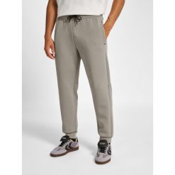 Spodnie do biegania Hummel Tech. Fioletowe krótkie spodenki sportowe męskie Hummel, bez wzorów, z dresówki, do biegania. Za 354.00 zł.