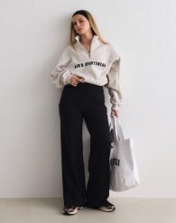 Damskie spodnie ultramiękkie, proste nogawki, wysoki stan Sense czarne. Czarne spodnie materiałowe damskie Aim'n, xs, bez wzorów, z elastanu, z podwyższonym stanem. Za 339.00 zł.