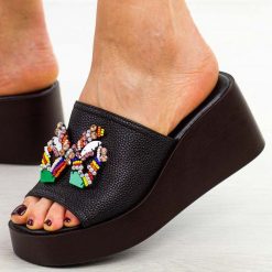 Czarne klapki damskie na koturnie M.Daszyński 24130-1. Czarne klapki damskie M.Daszyński, z aplikacjami, z jeansu, eleganckie, bez obcasa, na koturnie. W wyprzedaży za 152.10 zł.