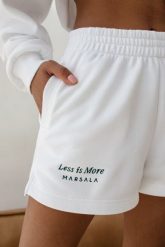 Szorty z dzianiny dresowej z haftem zielonym w kolorze CHEMICAL WHITE - LE PETIT. Białe szorty sportowe damskie Marsala, s, bez wzorów, z bawełny, casualowe, z podwyższonym stanem, na fitness i siłownię. Za 189.90 zł.