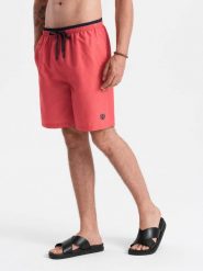 Męskie spodenki kąpielówki z dwukolorowym ściągaczem – koralowe V4. Pomarańczowe kąpielówki męskie Ombre Clothing, l, bez wzorów, z poliesteru, do pływania. W wyprzedaży za 69.99 zł.