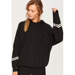 Sweter z kapturem - Czarny. Czarne swetry damskie Reserved, l, bez wzorów, bez kołnierzyka, bez ramiączek, z kapturem. Za 119.99 zł.