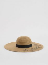 Pleciony kapelusz z napisami - kremowy. Białe czapki i kapelusze damskie Reserved, bez wzorów. Za 99.99 zł.