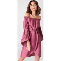 NA-KD Sukienka z odkrytymi ramionami - Pink. Sukienki damskie marki NA-KD. W wyprzedaży za 60.97 zł.