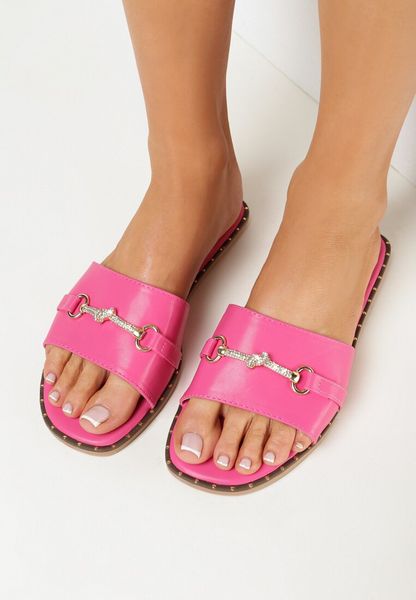 Różowe Klapki z Szerokim Paskiem z Ozdobną Klamerką Esma. Czerwone klapki damskie Born2be, bez wzorów, bez obcasa, na płaskiej podeszwie. Za 89.99 zł.