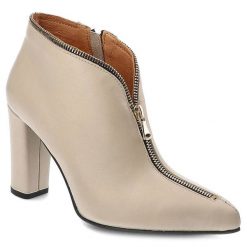 Beżowe Botki Simen Eleganckie Obuwie Damskie. Brązowe botki damskie Simen, na wiosnę, ze skóry, eleganckie, bez obcasa, na słupku, bez zapięcia. Za 509.00 zł.