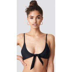 NA-KD Swimwear Góra bikini z wiązanym przodem - Black. Bikini damskie marki NA-KD Swimwear. Za 60.95 zł.