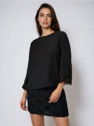Bluzka z ozdobną koronką - czarny. Czarne bluzki damskie Sinsay, l, bez wzorów, z koronki, bez kołnierzyka, bez ramiączek. Za 39.99 zł.