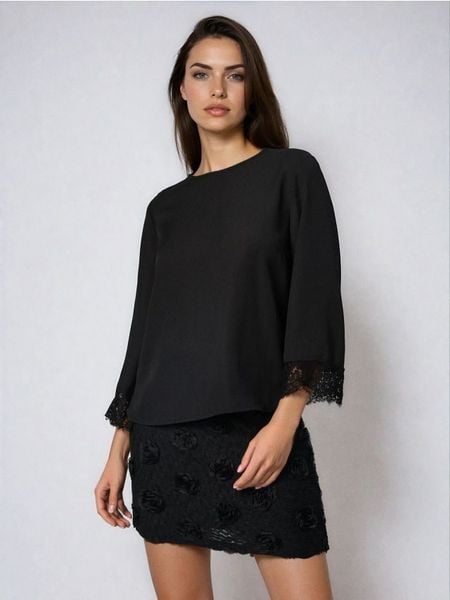 Bluzka z ozdobną koronką - czarny. Czarne bluzki damskie Sinsay, l, bez wzorów, z koronki, bez kołnierzyka, bez ramiączek. Za 39.99 zł.