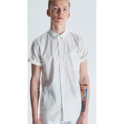 Koszula z krótkim rękawem basic - Biały. Koszule męskie marki Cropp. Za 59.99 zł.