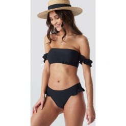 Camille Botten x NA-KD Frilled Bikini Bottom - Black. Bikini damskie marki Camille Botten x NA-KD. Za 60.95 zł.