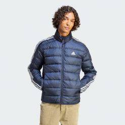 Kurtka Essentials 3-Stripes Light Down. Niebieskie kurtki męskie Adidas, xl, bez wzorów, z materiału, bez kaptura. Za 433.00 zł.
