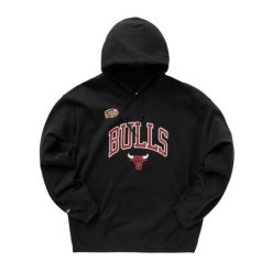 Bluza z kapturem łukowym Chicago Bulls 2021/22. Czarne bluzy męskie Mitchell & Ness, bez wzorów, z kapturem. Za 377.50 zł.