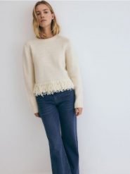 Wełniany sweter z frędzlami - złamana biel. Swetry damskie Reserved, l, bez wzorów, z dzianiny, bez kołnierzyka, bez ramiączek, bez kaptura. W wyprzedaży za 199.99 zł.