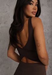 Brązowy Top Sportowy z Dekoltem i Skrzyżowanymi Paskami na Plecach Helynore. Brązowe koszule damskie Renee, m, bez wzorów, sportowe, bez kołnierzyka, bez ramiączek. Za 69.99 zł.