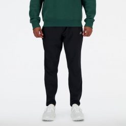 Spodnie męskie New Balance MP41060BK – czarne. Czarne spodnie sportowe męskie New Balance, m, bez wzorów, z materiału, do biegania. Za 359.99 zł.