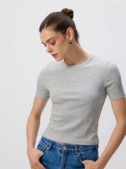 Prążkowany t-shirt - jasnoszary. Szare t-shirty damskie Reserved, l, bez wzorów, z dzianiny, bez kołnierzyka. Za 89.99 zł.