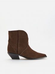 Zamszowe botki - brązowy. Brązowe botki damskie Reserved, z zamszu, bez obcasa, bez zapięcia. Za 259.99 zł.