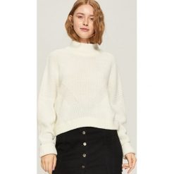 Sweter z geometrycznym wzorem - Kremowy. Białe swetry damskie Sinsay. Za 49.99 zł.