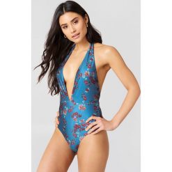 Hannalicious x NA-KD Kostium kąpielowy z dekoltem v - Blue,Multicolor. Niebieskie kostiumy jednoczęściowe damskie Hannalicious x NA-KD. W wyprzedaży za 40.38 zł.