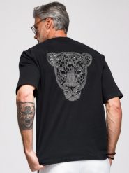 Męska koszulka loose fit z srebrno-czarną aplikacją pantery z cekinów i koralików na plecach - czarna V1 - Rozmiar: L. Czarne t-shirty męskie Ombre Clothing, l, z aplikacjami, z bawełny, klasyczne, bez kołnierzyka. Za 297.99 zł.