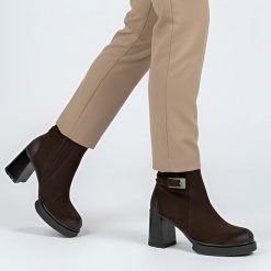 Botki damskie Armodo, ze skóry zamszowej na słupku z okrągłym noskiem i zapinane na suwak, czekolada, 60569-W. Brązowe kozaki damskie Armodo, ze skóry, z okrągłym noskiem, bez obcasa, na obcasie. Za 429.00 zł.