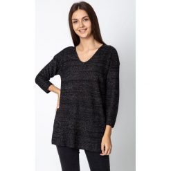 Czarny luźny błyszczący sweter QUIOSQUE. Czarne swetry damskie QUIOSQUE, z dekoltem w serek. W wyprzedaży za 119.99 zł.