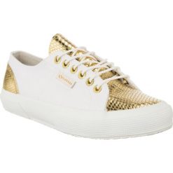 Superga 2750 Cotu Leasnakeu 902. Białe trampki i tenisówki damskie Superga, bez wzorów, z materiału, klasyczne, bez zapięcia. W wyprzedaży za 249.00 zł.